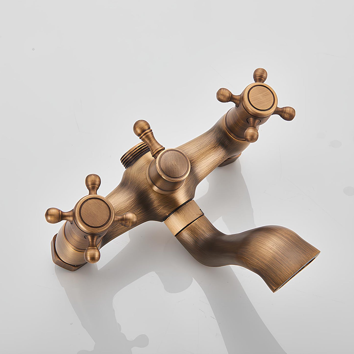 Robinet baignoire sur pied - design rétro