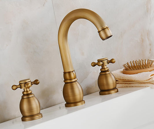 Robinet lavabo 3 trous finition or ancien