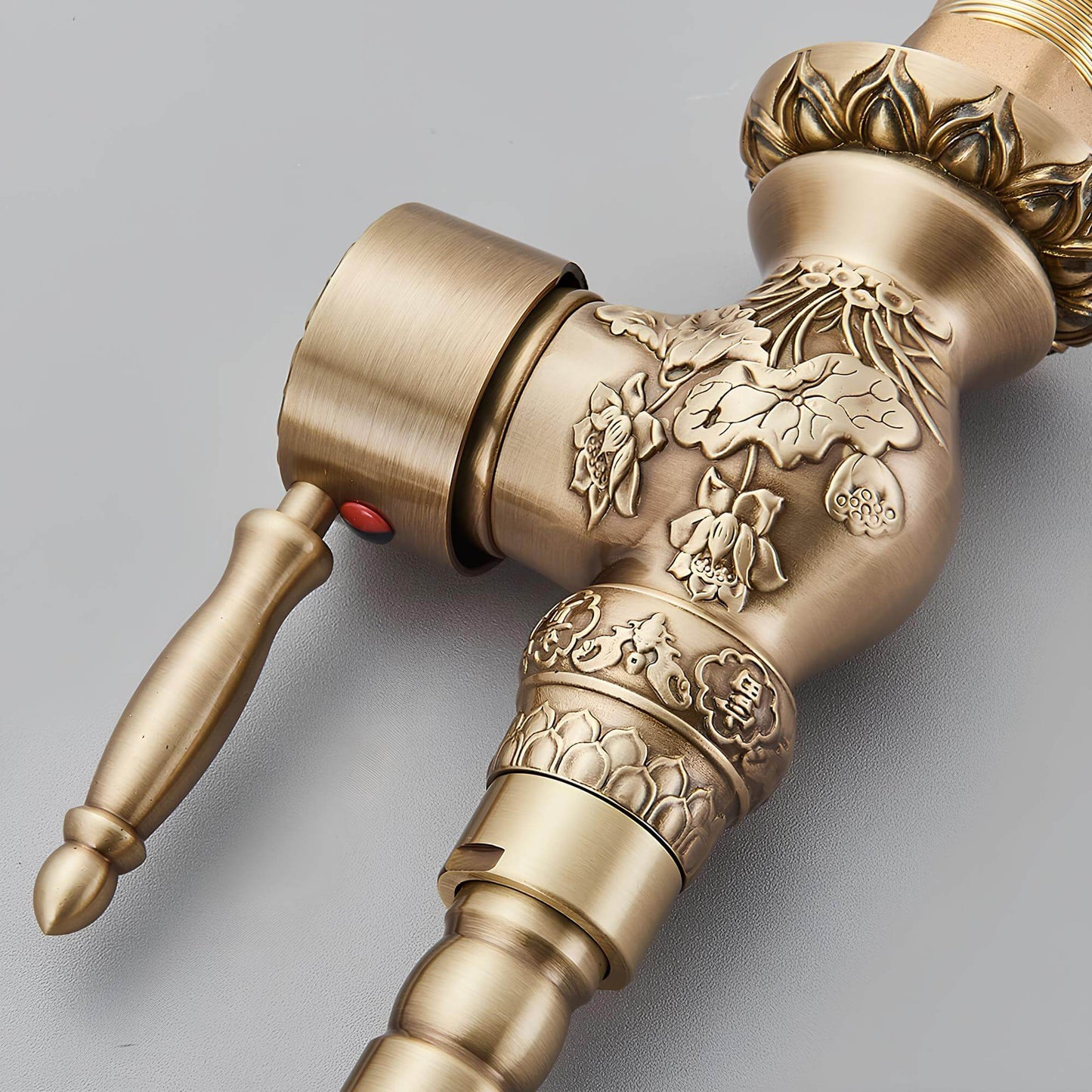 Robinet lavabo vintage sculpté - Grande version